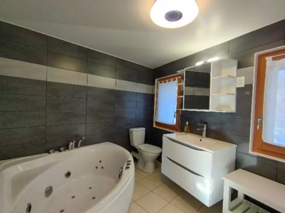 Salle d'eau avec baignoire balnéo