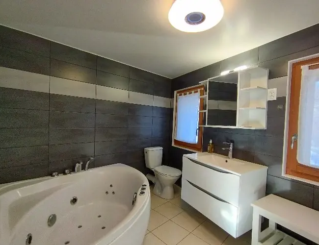 Salle d'eau avec baignoire balnéo